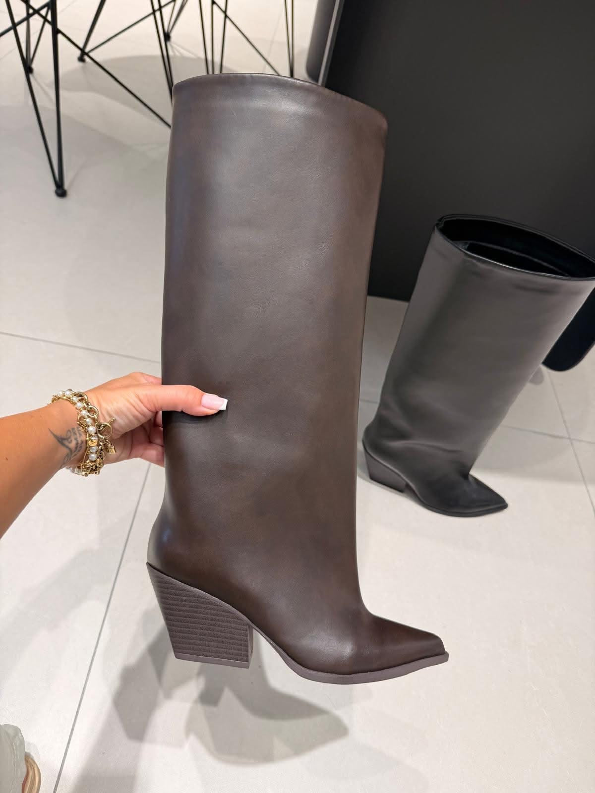 Ilgaauliai Seteva Leather