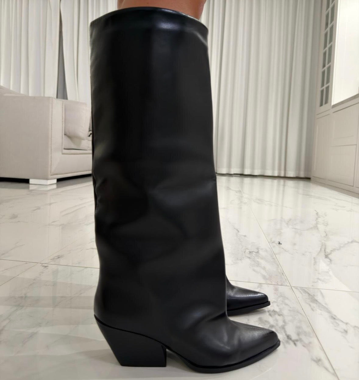 Ilgaauliai Seteva Leather