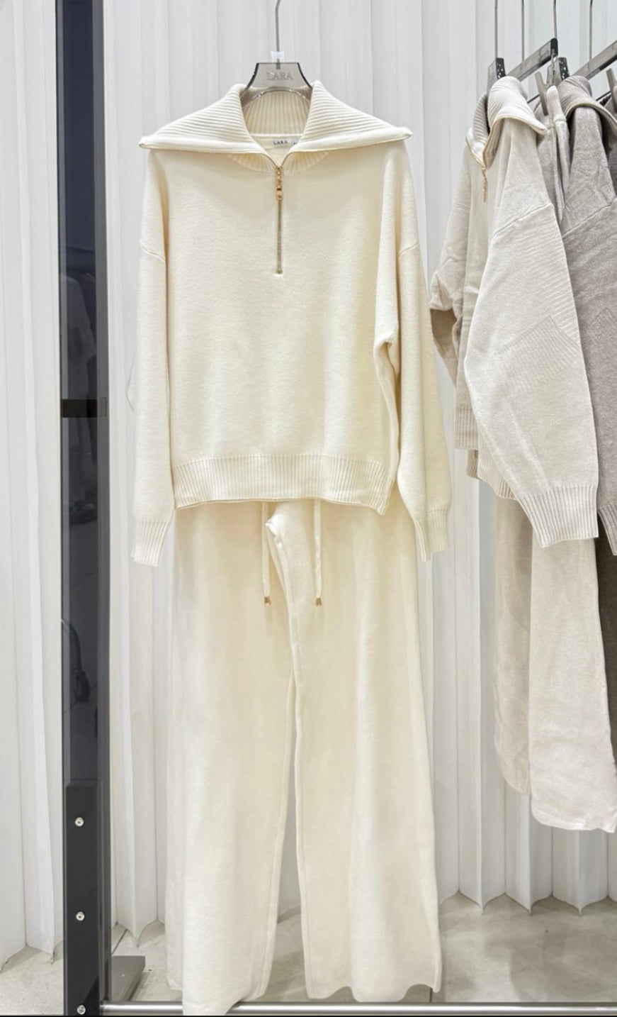 Balkšvas megztas kostiumėlis Larra